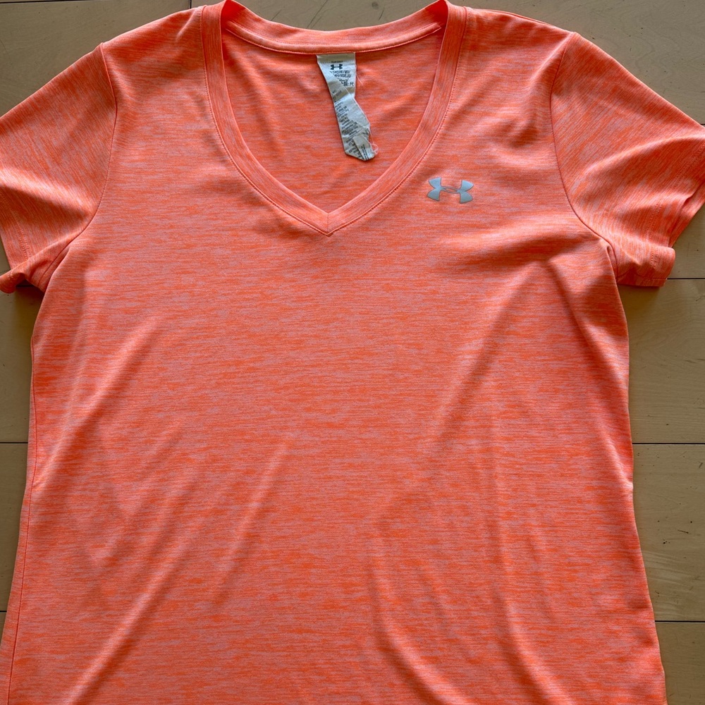Under Armour 100% Polyester V-Neck T-Shirt, size Medium